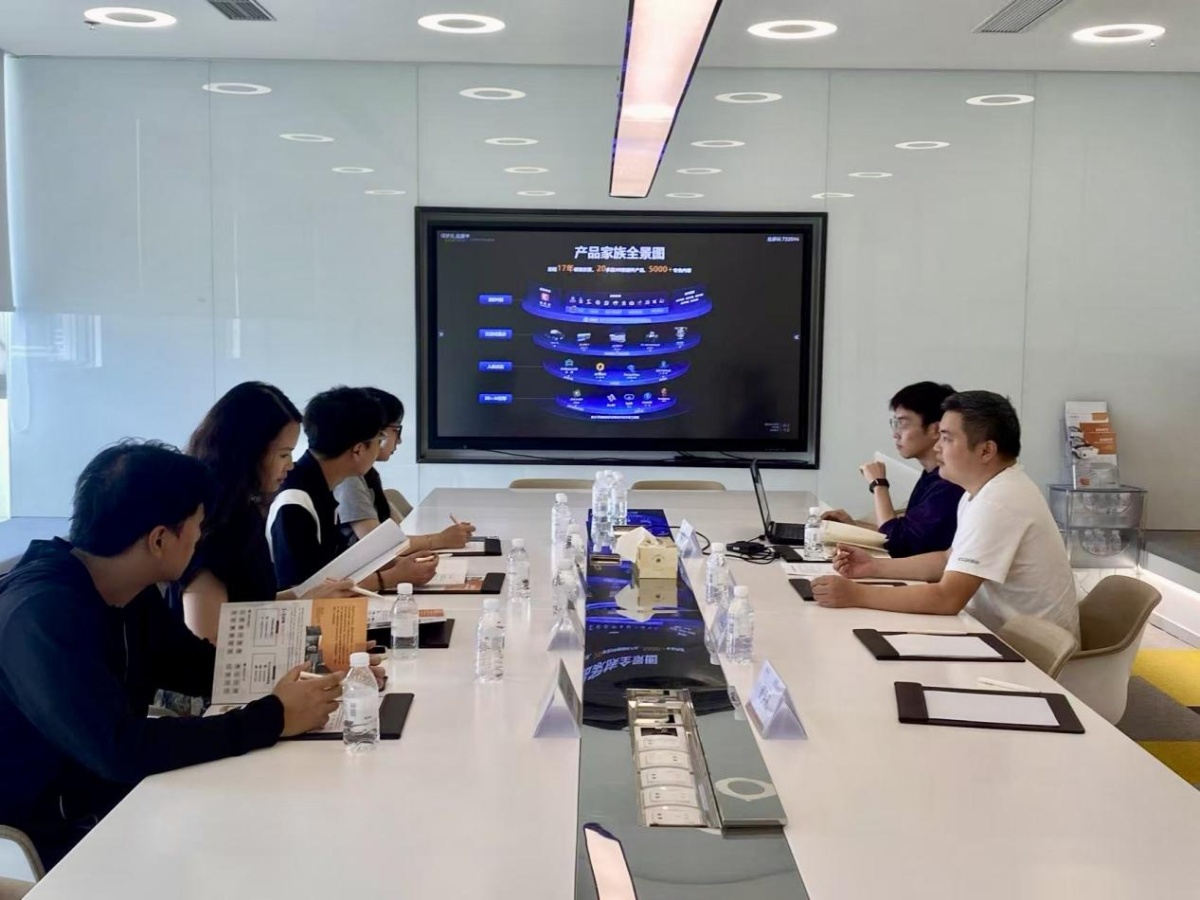 校企携手探XR前沿，共绘创意设计新蓝图——创意设计学院赴上海曼恒数字技术股份调研交流纪实